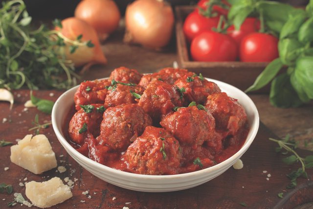 American meatballs and sauce