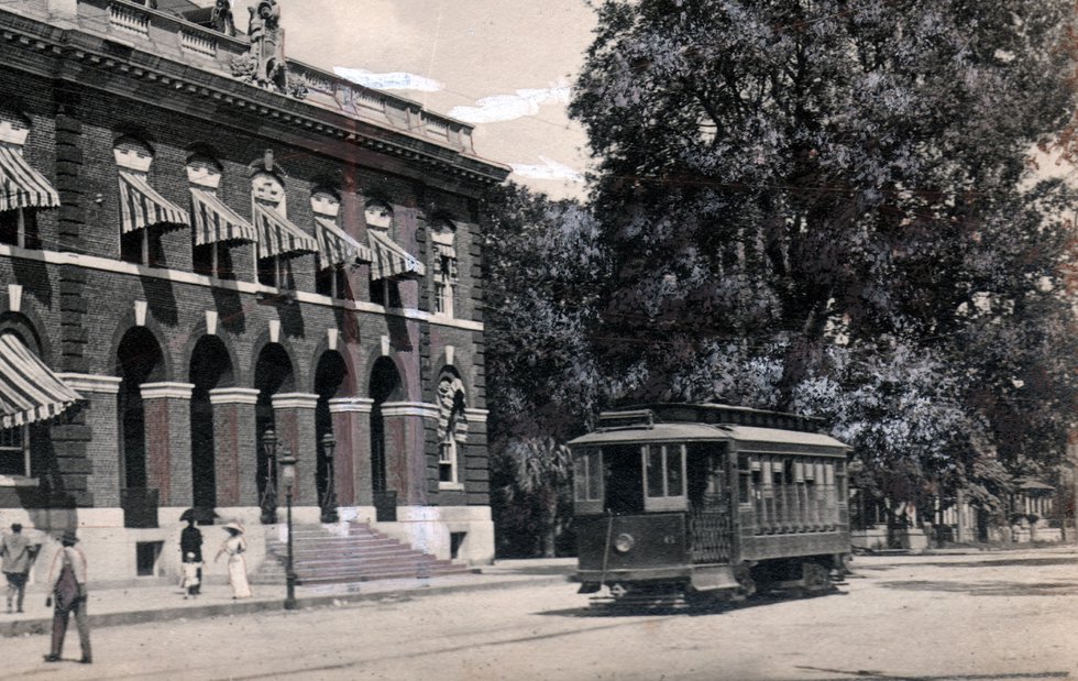 A streetcar in front of today’s City Hall.