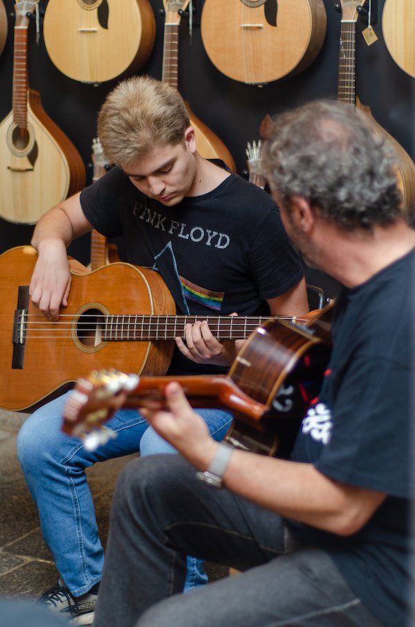 Student Wiliam Godat playing a tune with Carlos Araujo at Porto Guitarra
