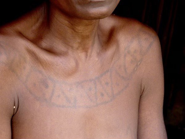 Tattos and scarification on Holi women 05.jpeg